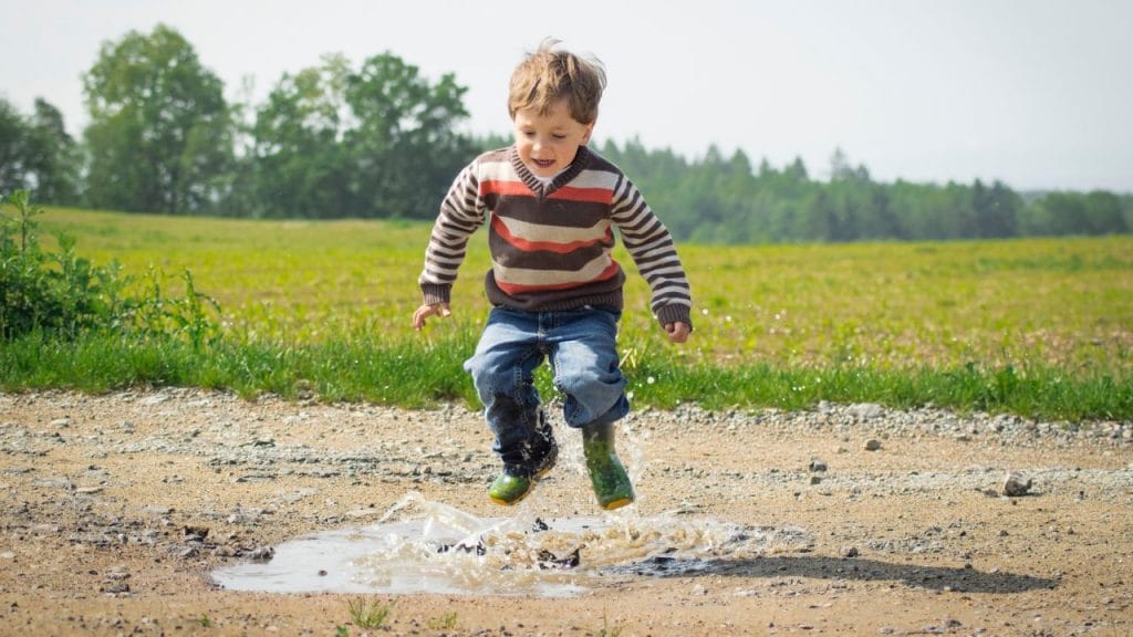 bambino che salta in una pozzanghera, come si dice bambino in inglese