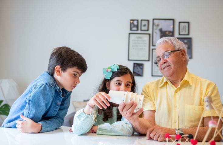 Nonno che gioca coi nipoti, come si dice nonno in inglese