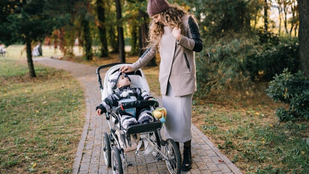 mamma con bambino inel passeggino, come si dice passeggino in inglese