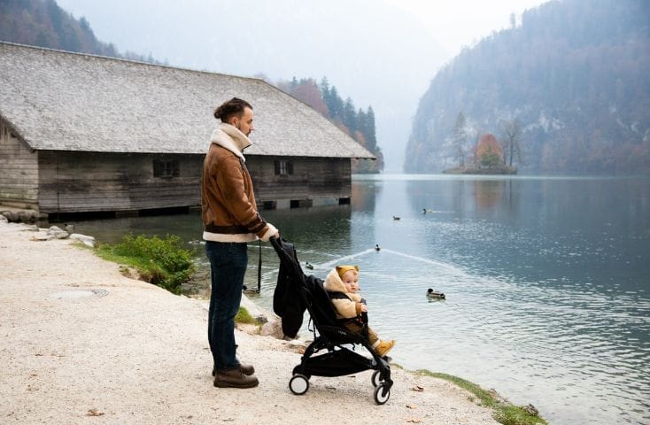 papà con bambino nel passeggino in riva al lago, come si dice passeggino in inglese
