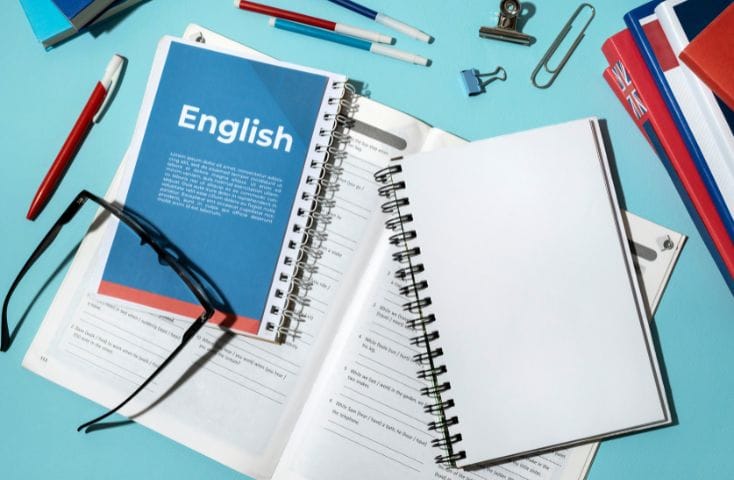 Libro di inglese e quaderno per fare esercizi, differenze tra inglese britannico e americano