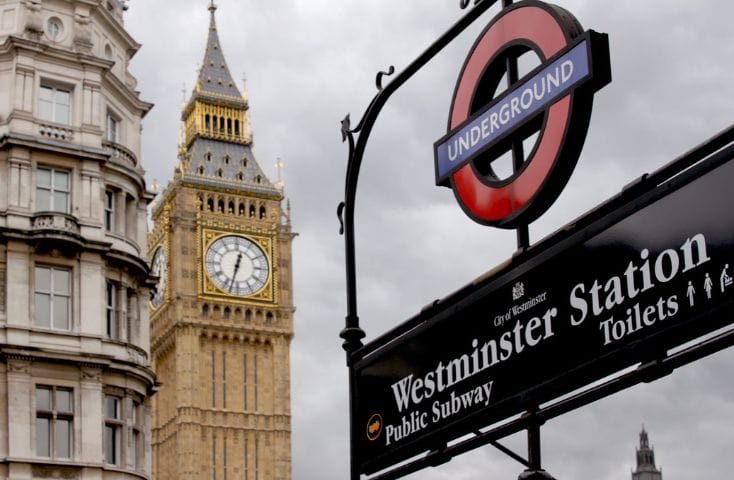 Fermata della metro di Westminster a Londra, differenze tra inglese britannico e americano