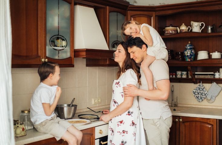 famiglia genitori e due figli riuniti in cucina, come si dice figlio o figlia in inglese
