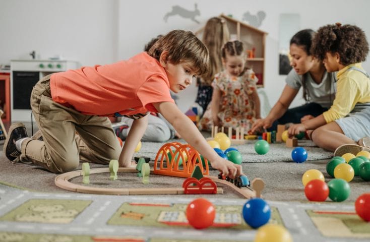 bambini che giocano con vari giochi educatici, come si chiamano le varie scuole in inglese