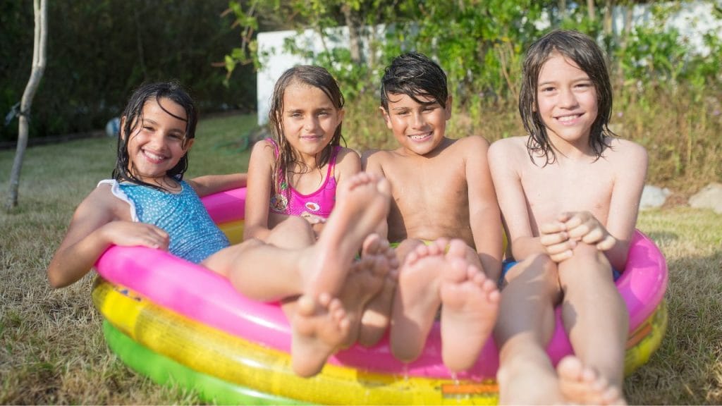 bambini dentro una piscinetta che si rinfrescano dal caldo estivo, parole dell'estate in inglese