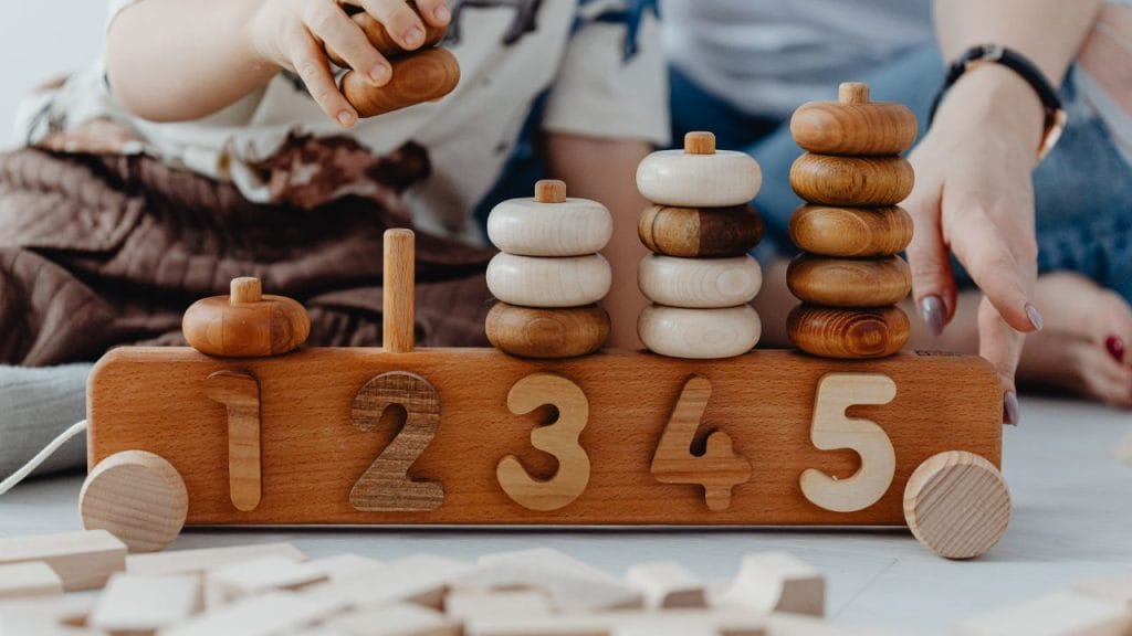 trenino di legno con gli spazi per inserire i cerchi a secondo del numero indicato, canzoncine per imparare i numeri i inglese