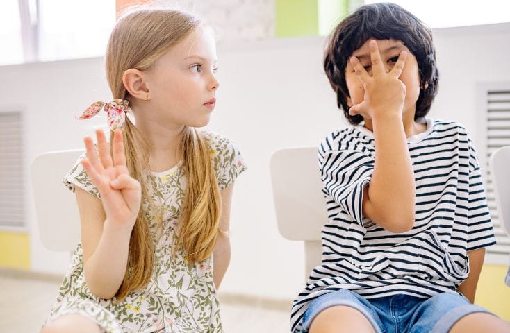 bambini che indicano i numeri con le dita, canzoncine per imparare i numeri i inglese