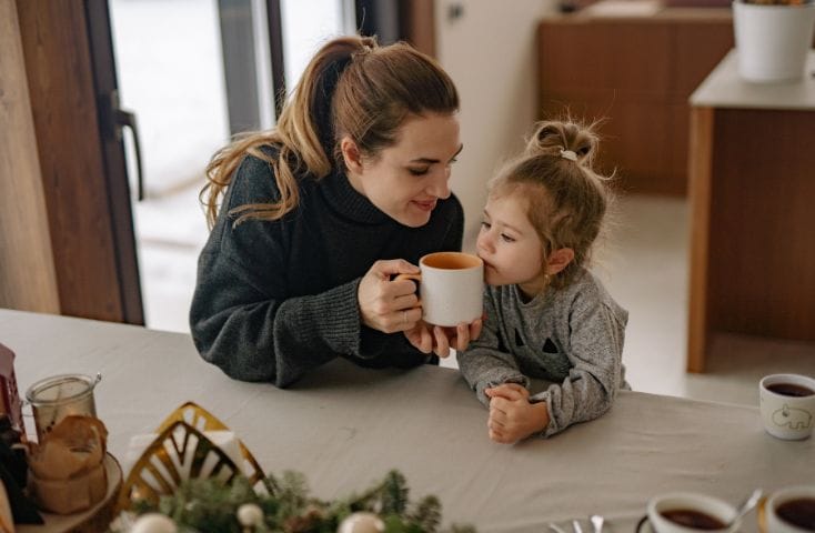 mamma che dà una tazza di latte alla sua bimba, come si dice caldo in inglese