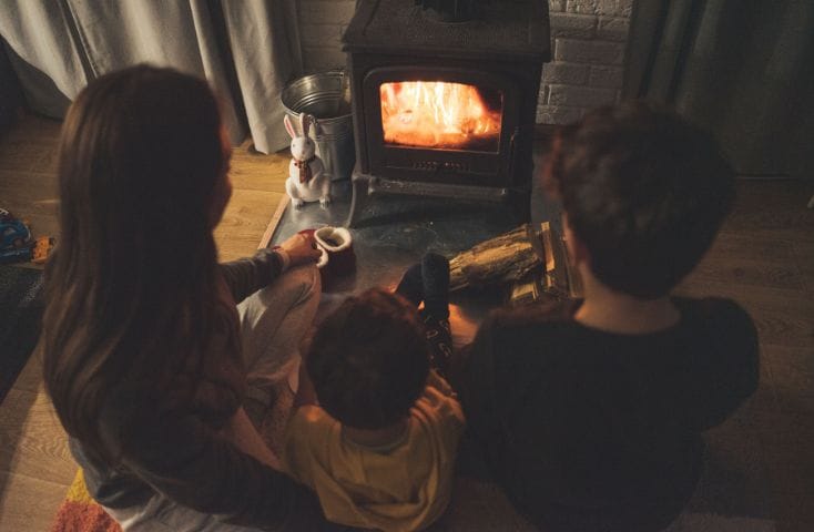 famiglia riunita davanti alla stufa a pellet, come si dice caldo in inglese