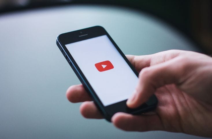 cellulare con l'cona di youTube, 10 cartoni su youtube in inglese