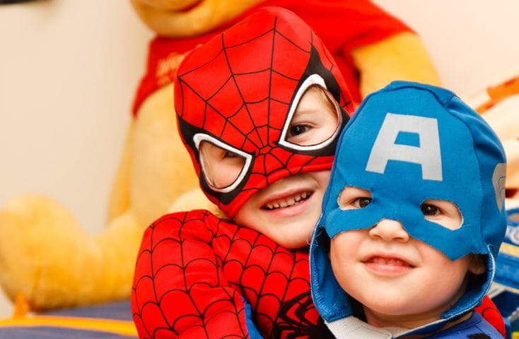 bambini tavestiti da uomo ragno e capitan america, primo piano, 10 cartoni su youtube in inglese