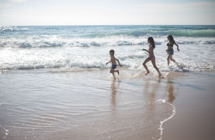 ragazzini che entrano in mare per fare un bagno, come si dice bagno in inglese