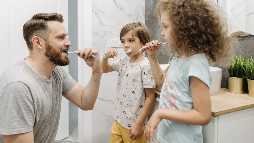 papà coi bambini in bagno mentre si lavano i denti, come si dice bagno in inglese