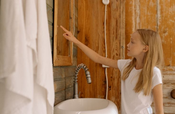 bambina che scrive sullo specchio appannato del bagno, come si dice bagno in inglese
