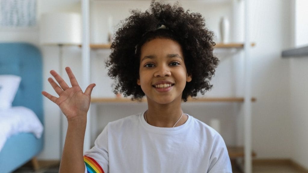 Bambino di colore che saluta, come dire ciao in inglese