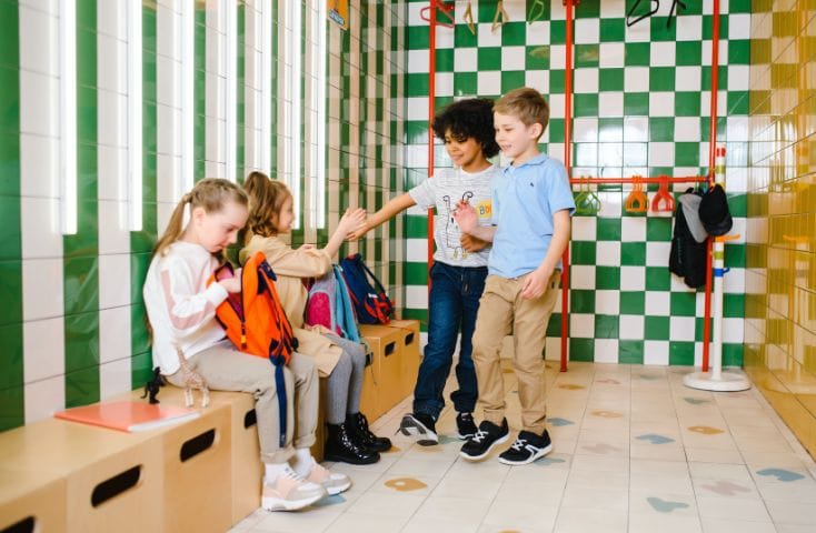 bambini a scuola che si salutano, Bambino di colore che saluta, come dire ciao in inglese