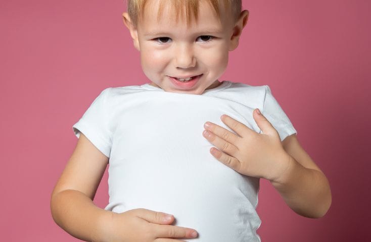 bambino che si tocca la pancia, canzoncine in inglese per imparare le parti del corpo