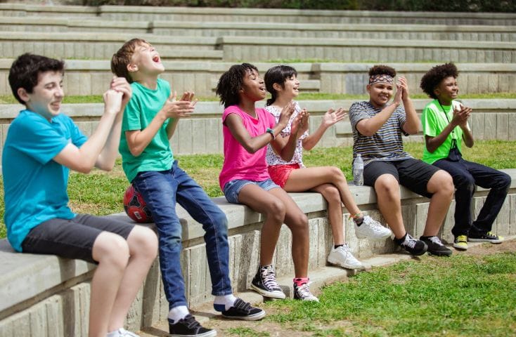bambini che battono le mani felici, canzoncine in inglese per imparare le parti del corpo