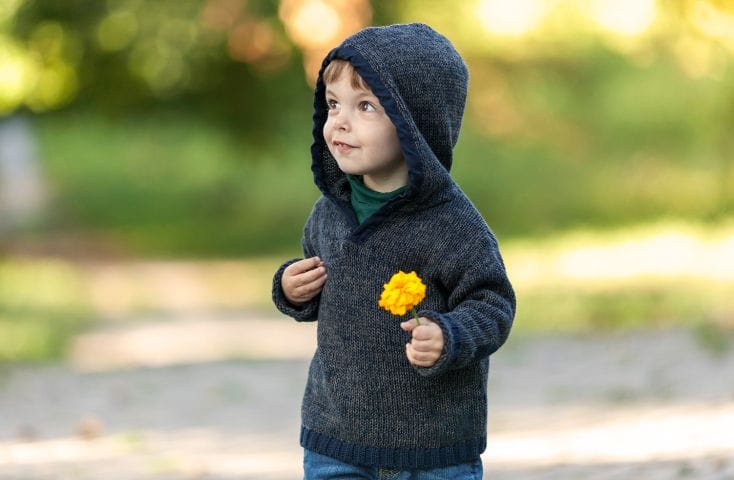 bambini con felpa e fiore giallo in mano, come si dice freddo in inglese