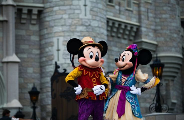 topolino e minnie a disneyland, 5 migliori cartoni in inglese su disney plus