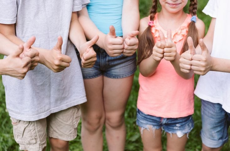 gruppo di bambini coi pollici alzati, come si risponde al grazie in inglese