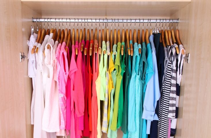 vestiti colorati allineati in un armadio, come si dice armadio in inglese