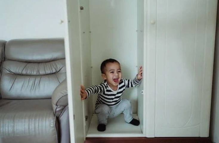 Bimbo nascosto in una armadio, come si dice armadio in inglese
