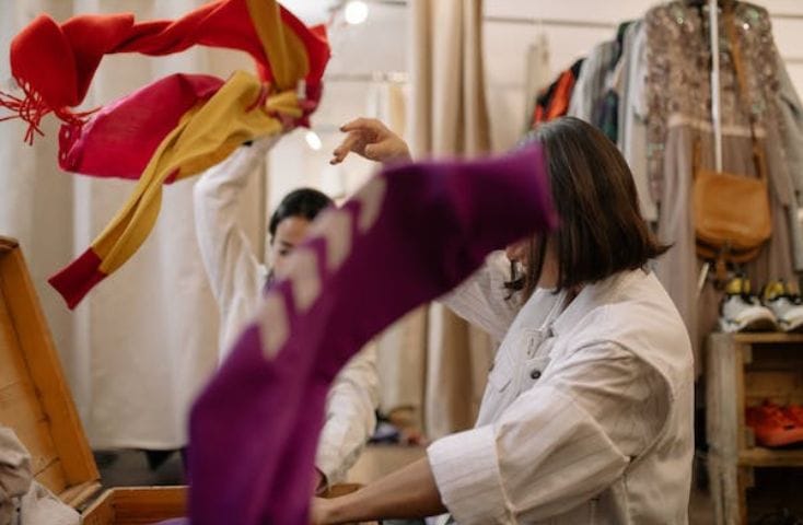 donna che sta svuotando un armadio lanciando i capi d'abbigliamento, come si dice armadio in inglese