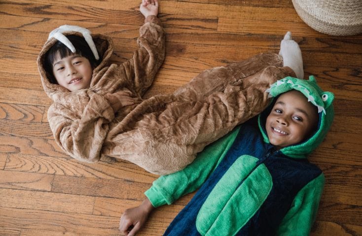 bimbi sdratiati sul pavimento travestiti da animali, 50 parole che cominciano con la A in inglese