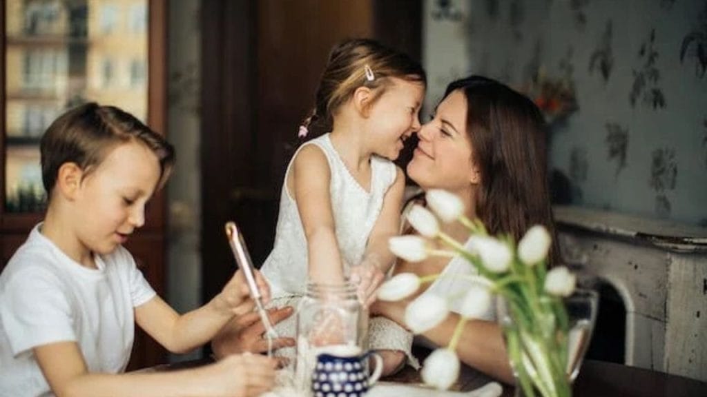 Bimbi che festeggiano la mamma, frasi di auguri in inglese per la festa della mamma