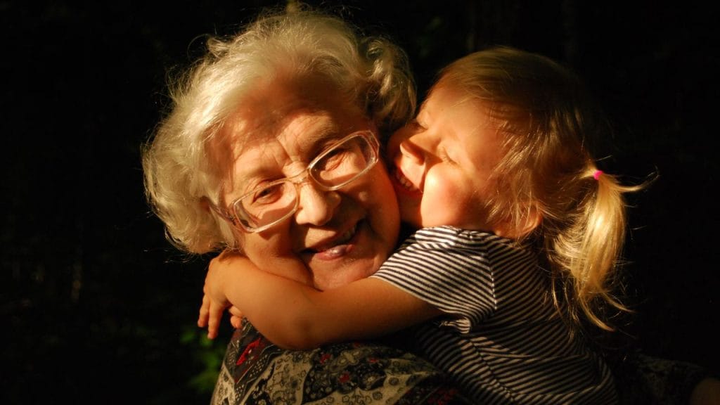 Nipotino che abbraccia la nonna, come si dice nonna in inglese