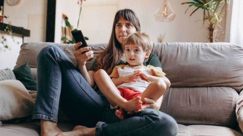 Bambino sul divano con la mamma che tienie in mnao il telecomando, 10 cartoni animati in inglese su Rai YoYo