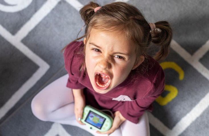 bambina che fa i capricci, phrasal verbs in inglese