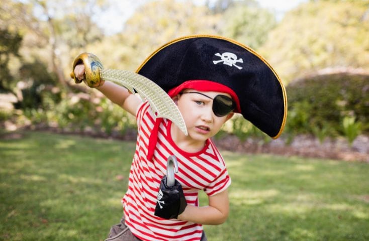 ragazzino travestito da pirata, I 20 phrasal verbs inglesi più comuni per i bambini