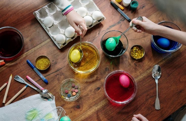 bacinelle con colori e glitter per colorare le uova di Pasqua, 5 attività da fare a Pasqua in inglese