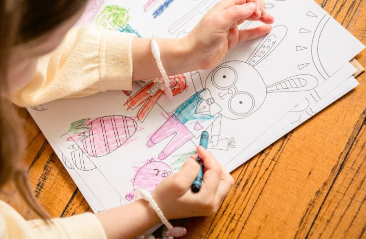 mani di bimba che disegnano temi pasquali, 5 attività da fare a Pasqua in inglese
