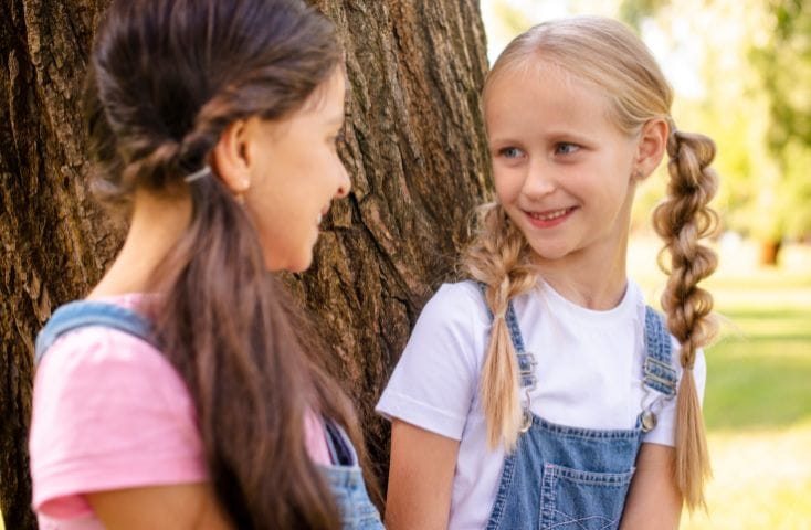 bambine che si guardano, come si dice come ti chiami in inglese