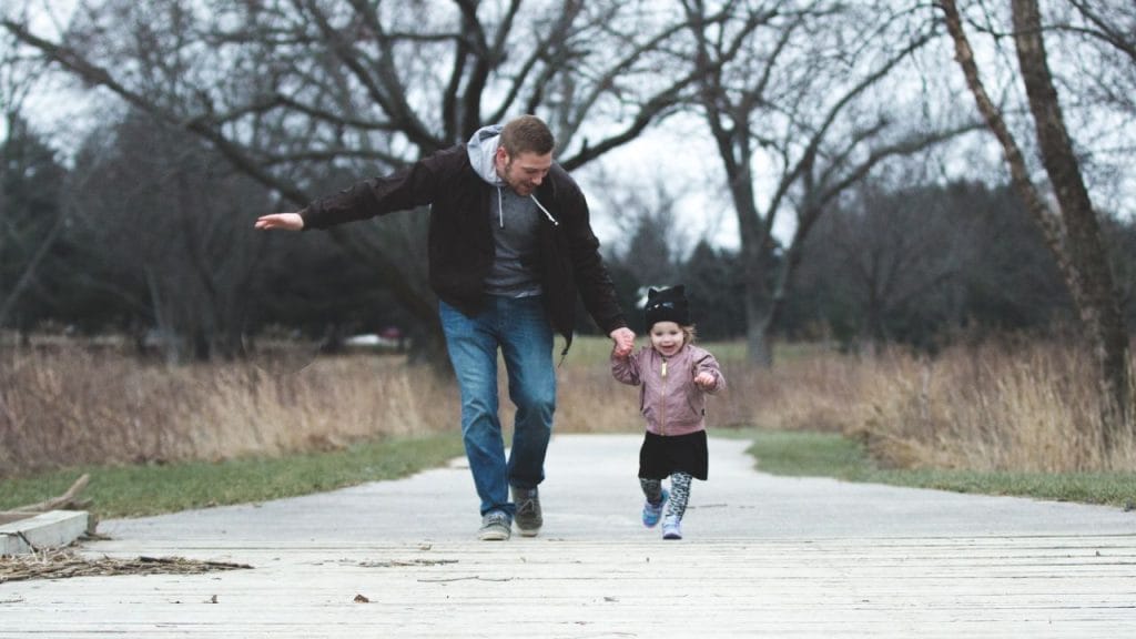 papà che corre in campagna con la sua bambina, come si dice festa del papà in inglese