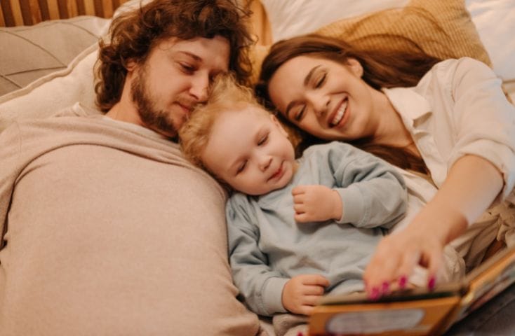 genitori e figlio neonato nel lettone prima di addormentarsi, come dare la buonanotte in inglese