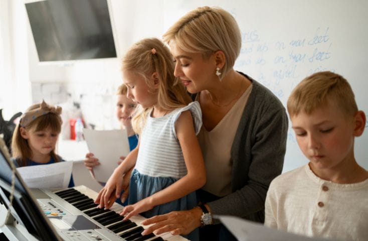 mamma che canta alla pianola con i figli, 5 canzoncine per imparare l'alfabeto in inglese
