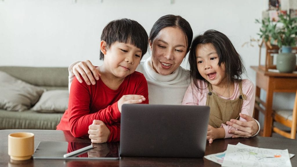 Mamma che guarda cartoni animati al pc con i figli, 10 cartoni animati facili in inglese