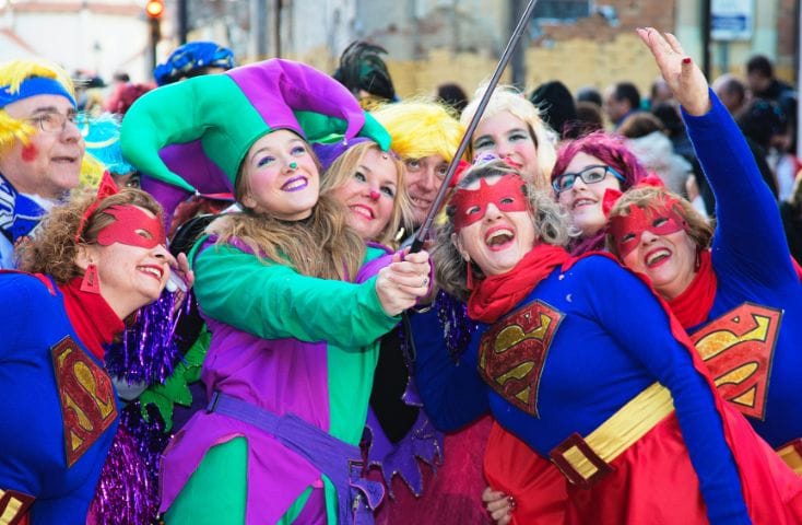 Gruppo di persone mascherate che si stanno facendo un selfie, come si dice carnevale in inglese