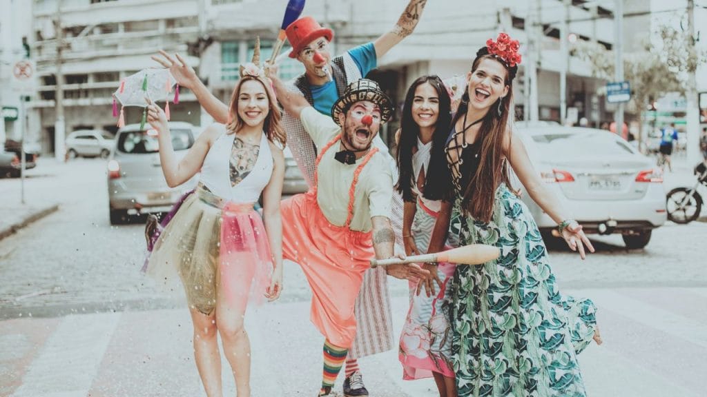 Gruppo di persone mascherate, come si dice carnevale in inglese