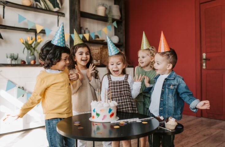 bambini che festeggiano intorno a una torta, come si dice amico in inglese