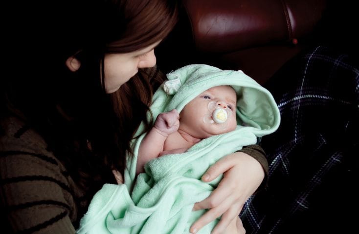 neonato in braccio alla mamma con in bocca il ciuccio, come si dice ciuccio in inglese