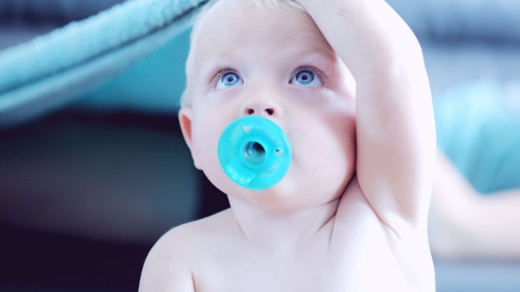 neonato con in bocca il ciuccio, come si dice ciuccio in inglese