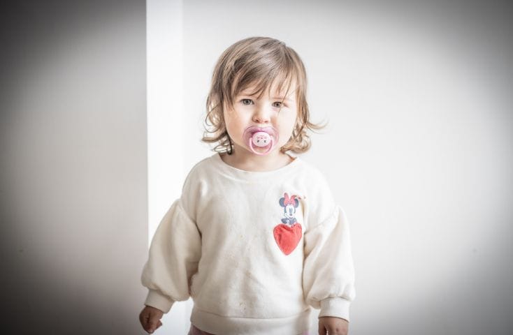 bimba piccola in piagiamo con in bocca il ciuccio, come si dice ciuccio in inglese