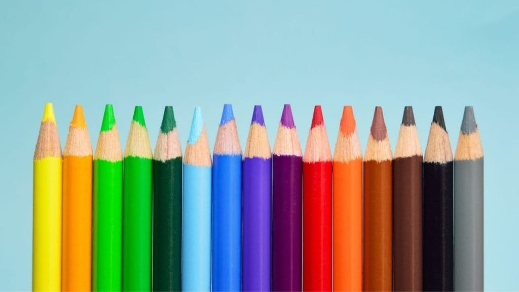 matite di diversi colori in fila, canzoncine per imprarare i colori in inglese