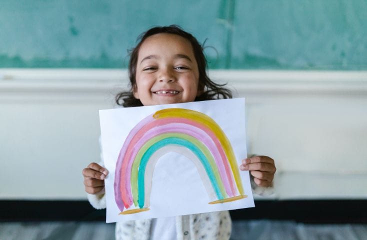 bambina che ha disegnato un arcobaleno, canzoncine per imprarare i colori in inglese