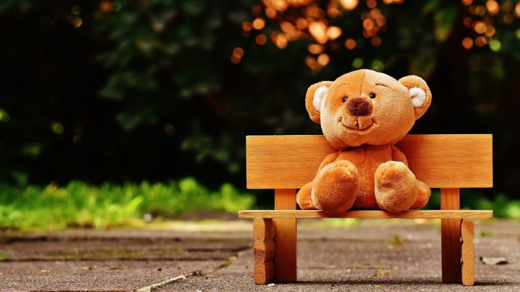 orsetto di peluche seduto su una piccola panchina, come si dice orsetto in inglese